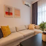 Appartement 3-bedroom 2-bathroom, Centrally Located Ground-floor -no Stairs *