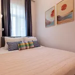 3-bedroom 2-bathroom, Centrally Located Ground-floor -no Stairs Appartement