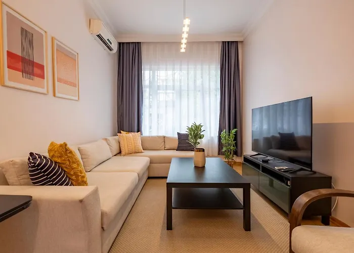 3-bedroom 2-bathroom, Centrally Located Ground-floor -no Stairs Apartamento *