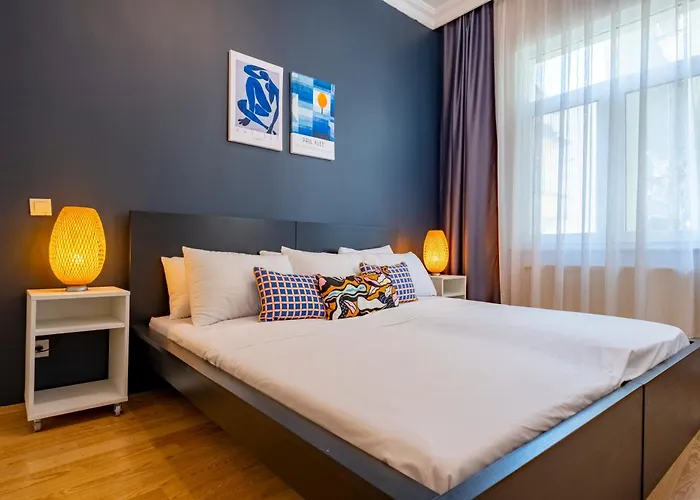 3-bedroom 2-bathroom, Centrally Located Ground-floor -no Stairs Apartamento