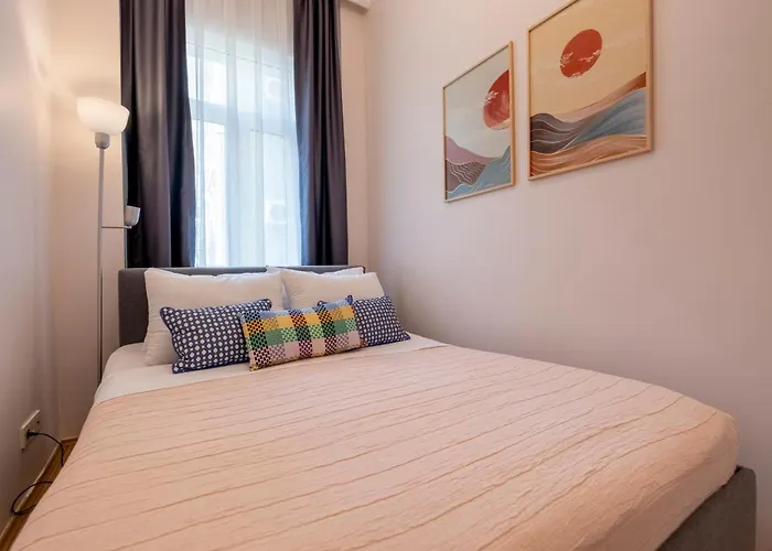 3-bedroom 2-bathroom, Centrally Located Ground-floor -no Stairs Apartamento