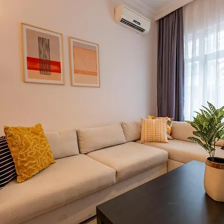 Appartement 3-bedroom 2-bathroom, Centrally Located Ground-floor -no Stairs *