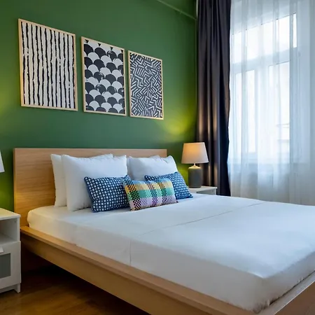 Appartement 3-bedroom 2-bathroom, Centrally Located Ground-floor -no Stairs