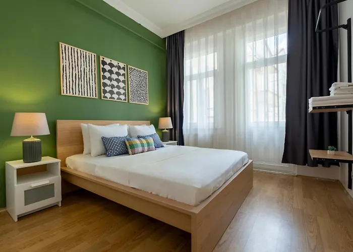 Appartement 3-bedroom 2-bathroom, Centrally Located Ground-floor -no Stairs