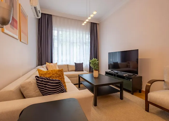 3-bedroom 2-bathroom, Centrally Located Ground-floor -no Stairs * Istambul