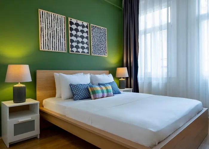 Appartement 3-bedroom 2-bathroom, Centrally Located Ground-floor -no Stairs