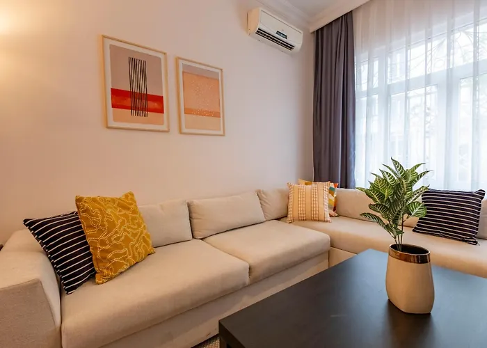 Appartement 3-bedroom 2-bathroom, Centrally Located Ground-floor -no Stairs *